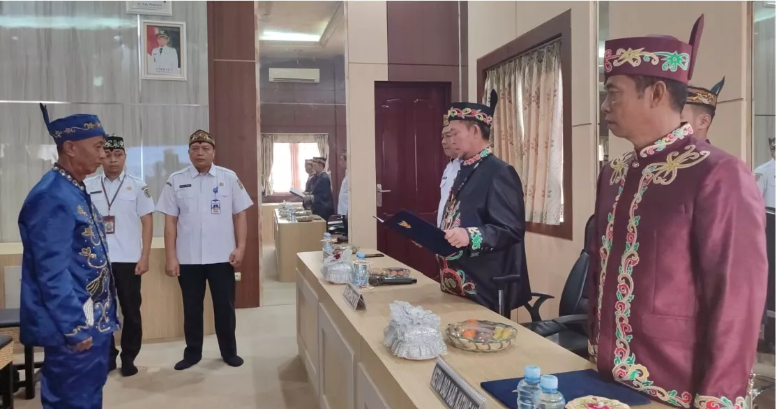 Bupati Katingan Saiful Resmi Lantik Suhardi Sebagai Damang Kepala Adat Katingan Hulu