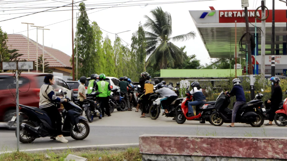 Kabut Asap Belum Usai, Antrean BBM Mengular di Palangka Raya, DPRD Kalteng: Benahi Distribusi Sekarang Juga!