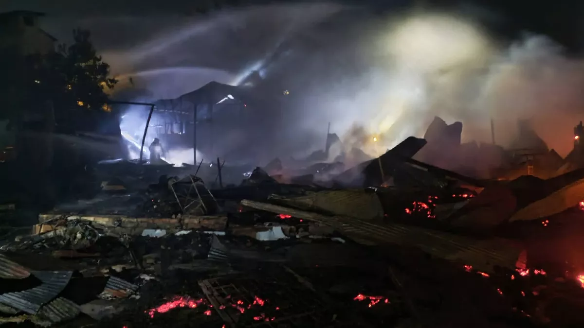 Breaking News: Kebakaran Hebat Landa Pasar Blauran Palangka Raya, Rumah dan Barak Kayu Ludes Terbakar