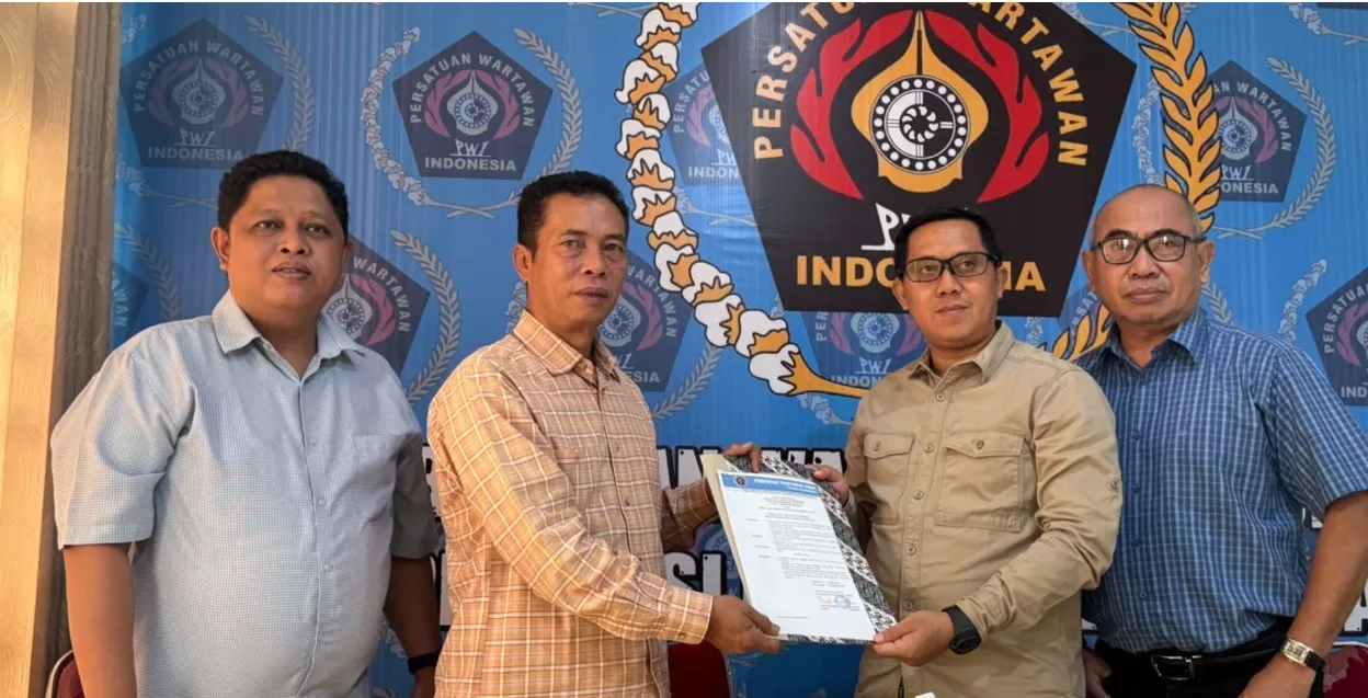 Gubernur Beri Restu! PWI Kalteng Serahkan SK, Sigit Widodo Pimpin Kontingen ke Porwanas Lampung