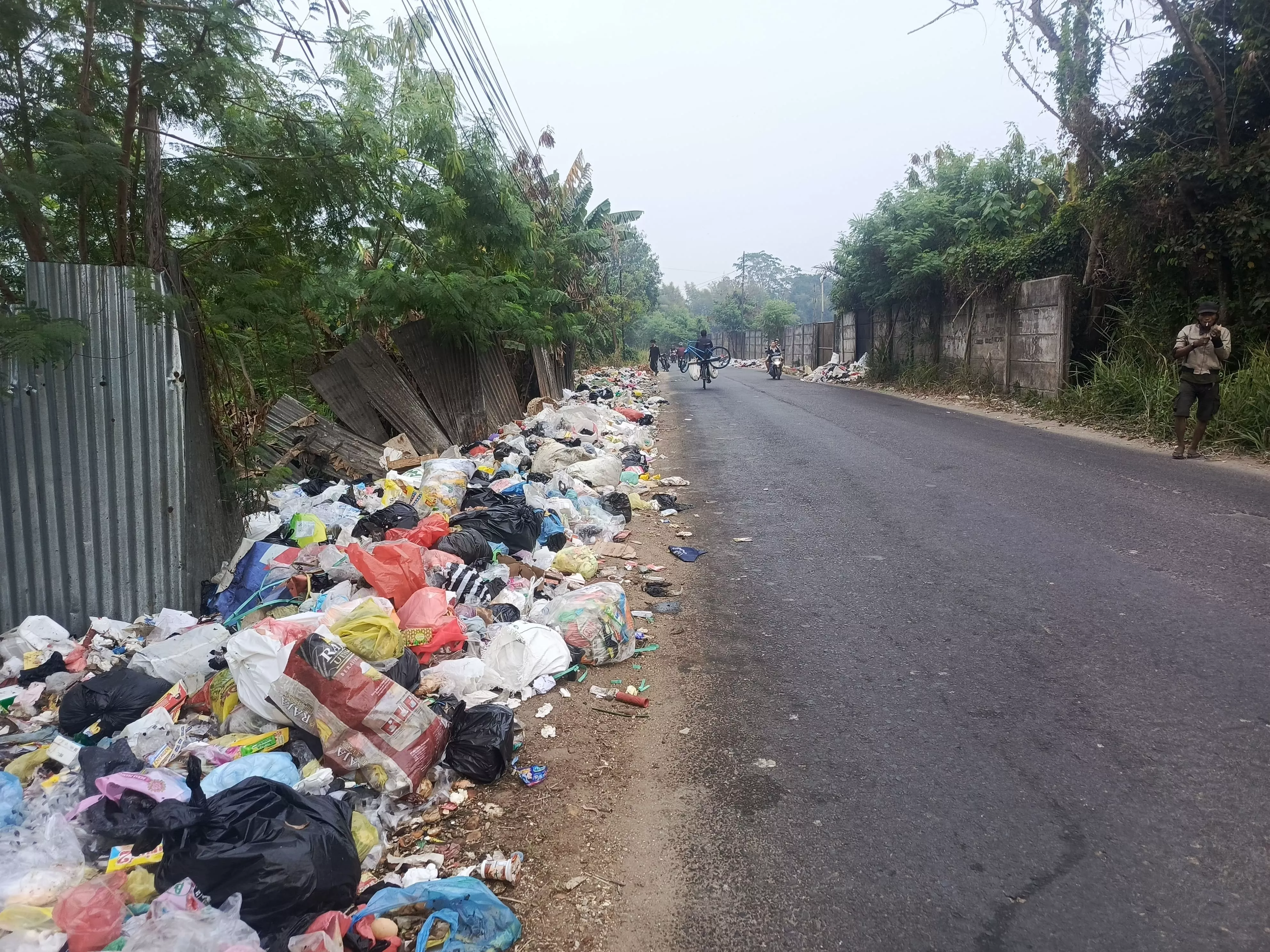 Sampah Menggunung di Jalan Raya Talang Keramat, Pemerintah Diminta Jangan Sekadar Angkut, Tapi Benahi Sistem