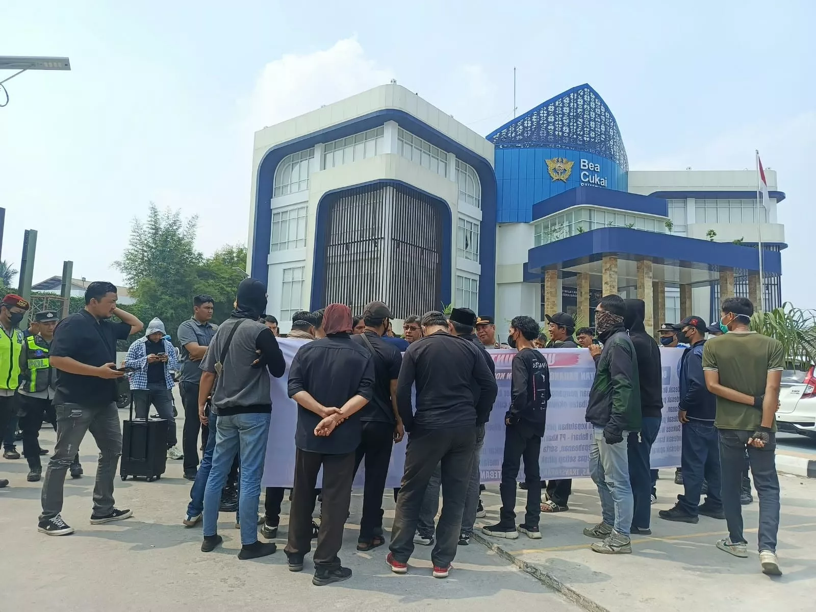 Bea Cukai Sumbagtim Didesak Usut Dugaan Kontainer Ilegal SWM Group, Massa Soroti Rekam Jejak Pelayaran PT SWM