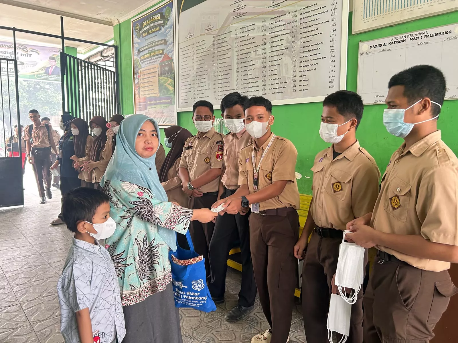 Siswa MAN 1 Palembang Bagikan Masker Wujudkan Aksi Ekoteologi