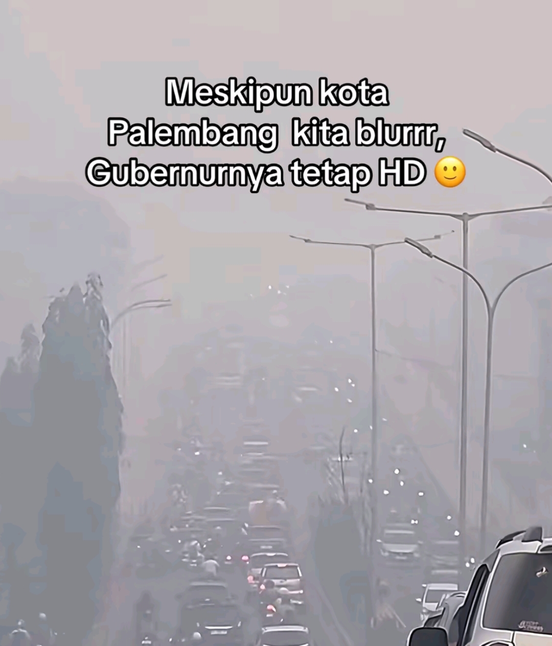 Unggahan salah satu akun media sosial memuat narasi satir yang ditujukan kepada Gubernur Sumatera Selatan Herman Deru (HD), sebagai bentuk kritik terhadap penanganan karhutla yang dinilai lamban di tengah kondisi kabut asap yang semakin tebal.
