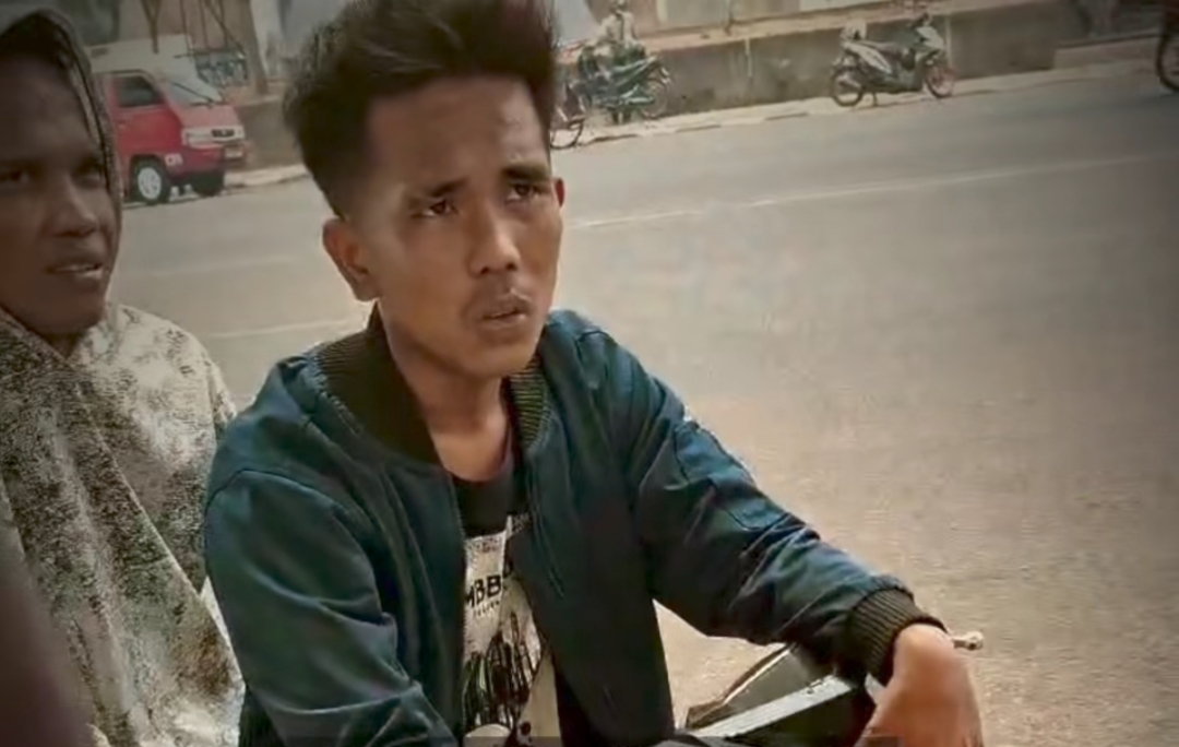 Dua pria yang terekam dalam video unggahan konten kreator @_alleeb dan disebut diduga melakukan pemalakan terhadap dirinya saat berada di atas Jembatan Ampera, Palembang.