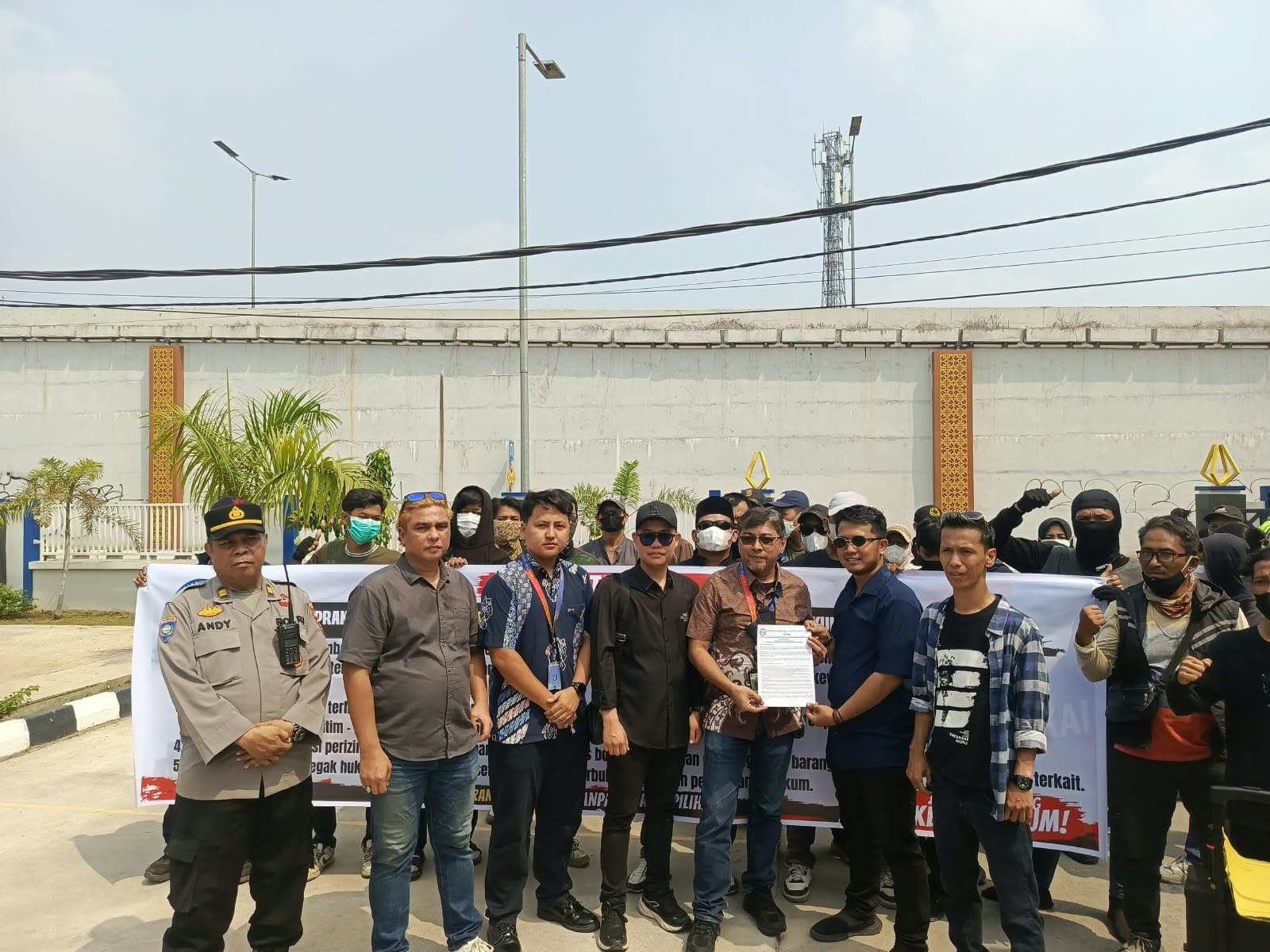 Perwakilan Kanwil Bea Cukai Sumbagtim menerima lembar pernyataan sikap dari massa aksi Gerakan Pemuda Sumsel Bersatu (GPSB) di Palembang, Jumat (23/10/2026). Massa mendesak investigasi menyeluruh atas dugaan kontainer ilegal yang menyeret PT SWM. (Foto:Dok/katonyo.com)