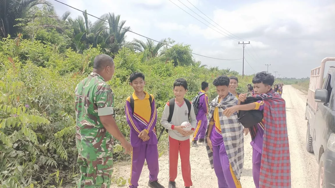 Babinsa Koramil Merbau Tanamkan Nilai Pancasila kepada Pelajar di Kampung Pancasila