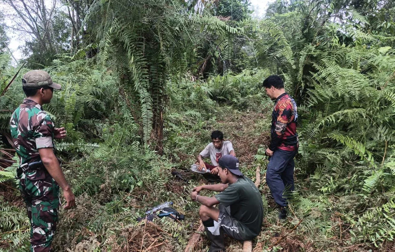 Babinsa Koramil 06/Merbau Patroli Cegah Karhutla di Desa Mengkopot