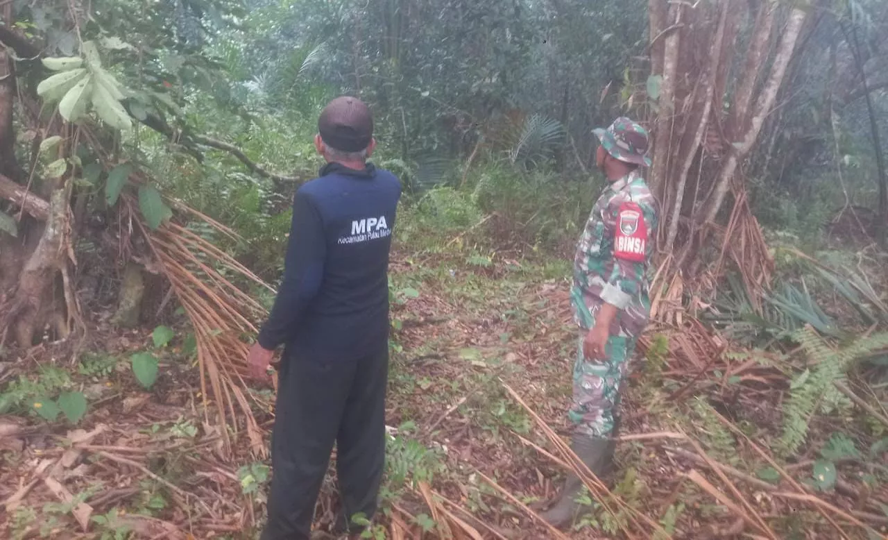 Babinsa dan Warga Meranti Patroli Cegah Karhutla di Lahan Gambut