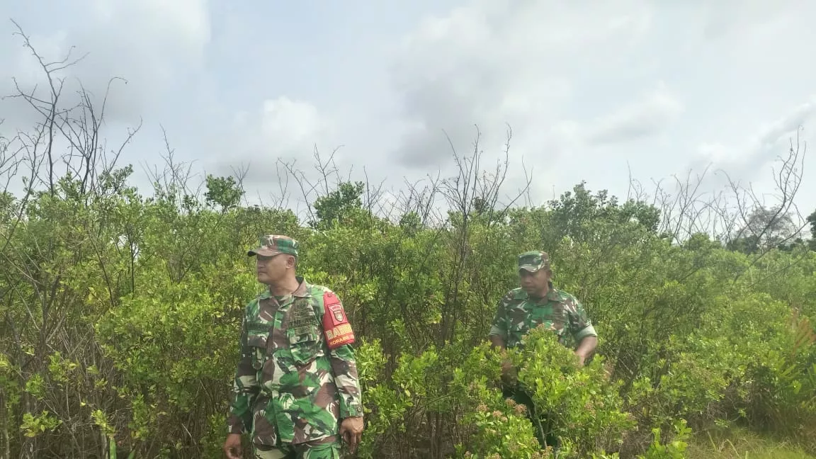 Siaga Karhutla di Kepulauan Meranti, Babinsa Koramil 06/Merbau Cek Sumber Air Bersama Warga