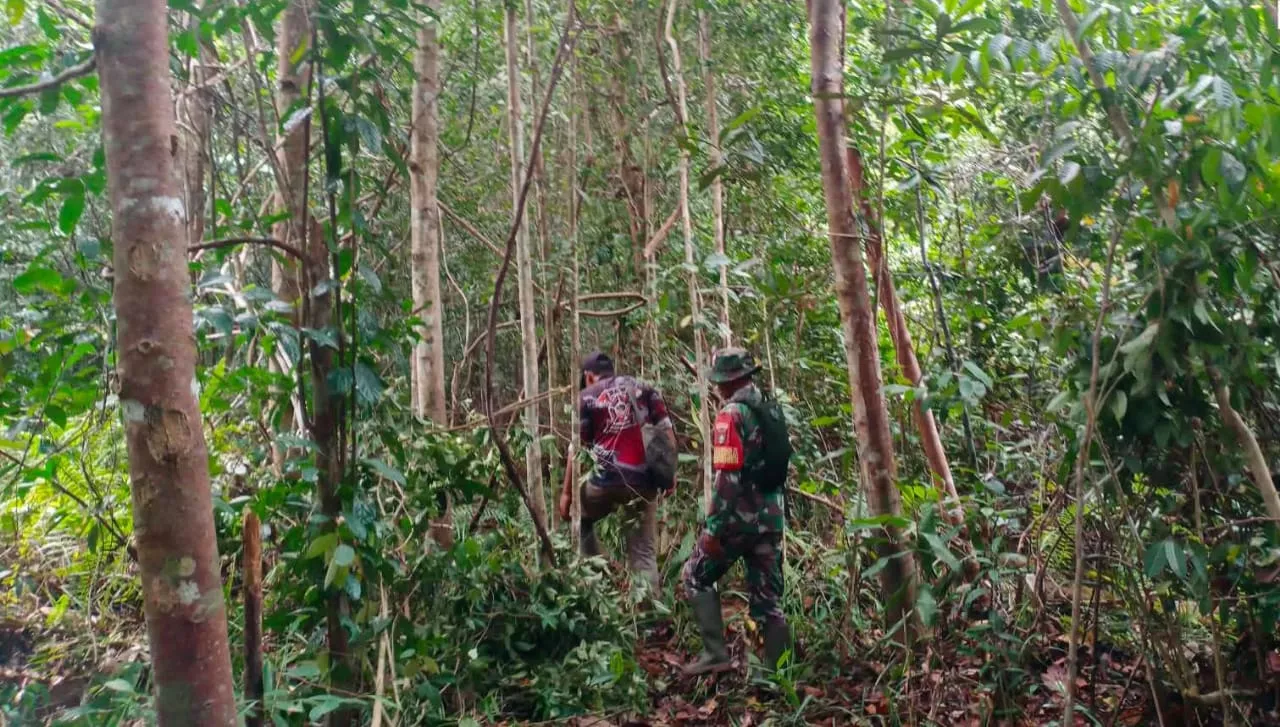 Babinsa Merbau Patroli Lahan Gambut Cegah Karhutla di Kepulauan Meranti