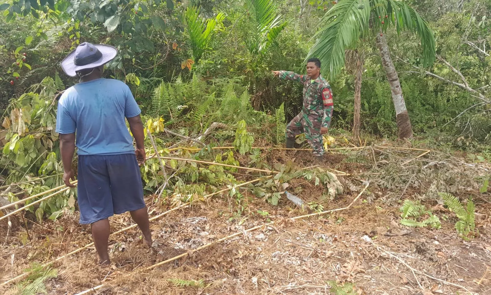 Babinsa Merbau Patroli Lahan Gambut Baran Melintang Cegah Karhutla