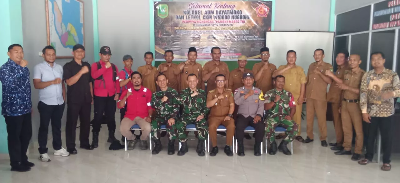Tim Mabes TNI Sosialisasi Karhutla di Tasik Putri Puyu