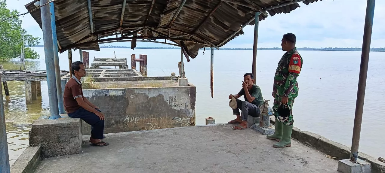 Babinsa Koramil 06/Merbau Perkuat Komsos di Kampung Pancasila Teluk Belitung