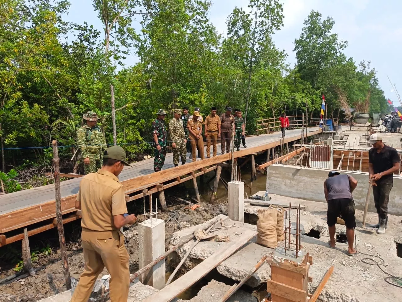 Dandim 0303/Bengkalis Tinjau Progres Pembangunan Jembatan Semukut di Pulau Merbau
