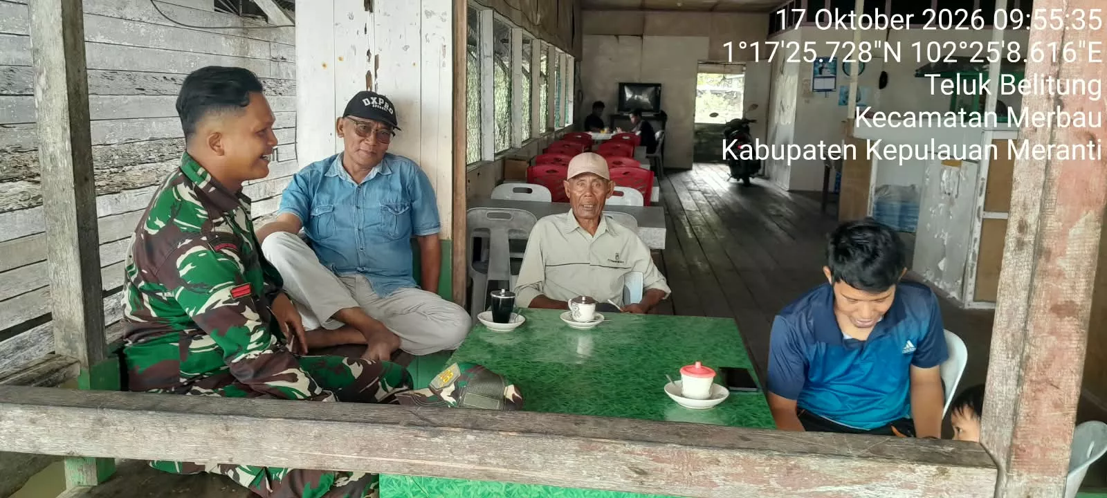 Babinsa Merbau Komsos di Kampung Pancasila, Eratkan Kebersamaan TNI dan Warga