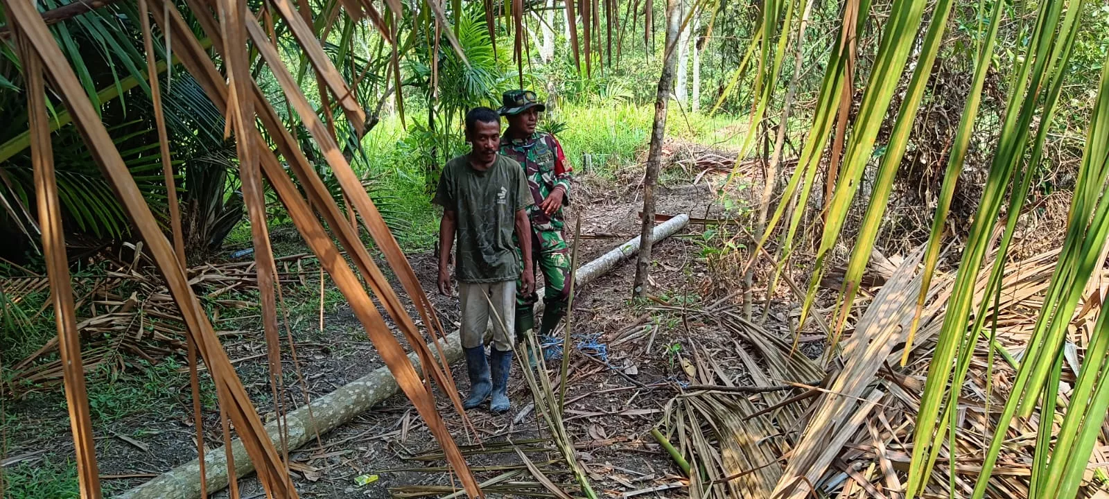 Gencarkan Sosialisasi Karhutla, Koramil 06/Merbau Ajak Warga Desa Mekar Sari Jaga Lahan Gambut