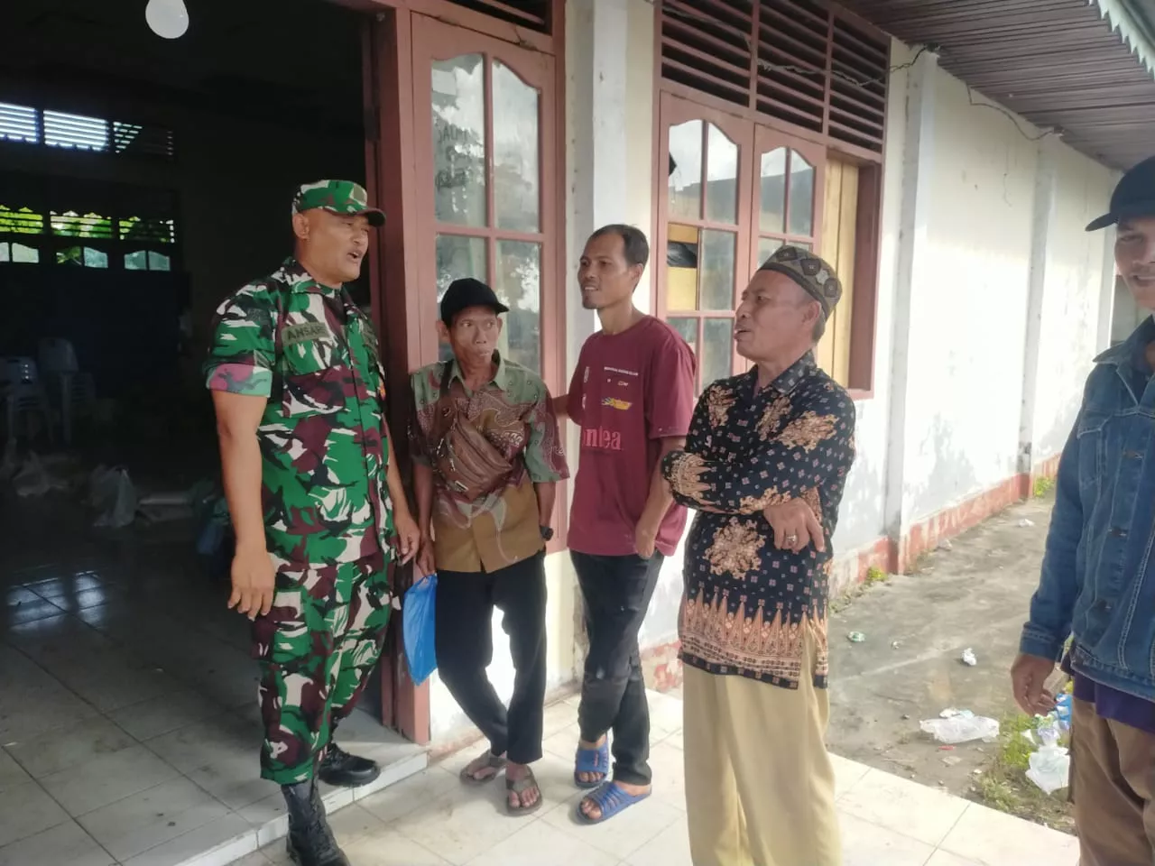 Kampung Pancasila Jadi Wadah Pererat Silaturahmi, Babinsa Komsos Bersama Masyarakat Teluk Belitung