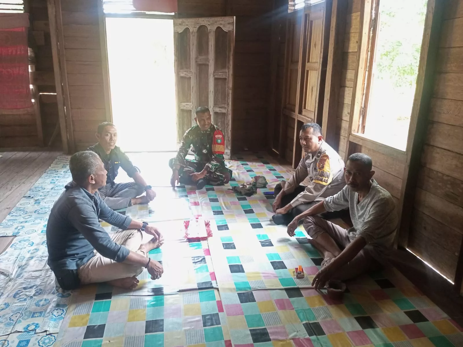 Babinsa Merbau Komsos di Kampung Pancasila Teluk Belitung Perkuat Kebersamaan Warga