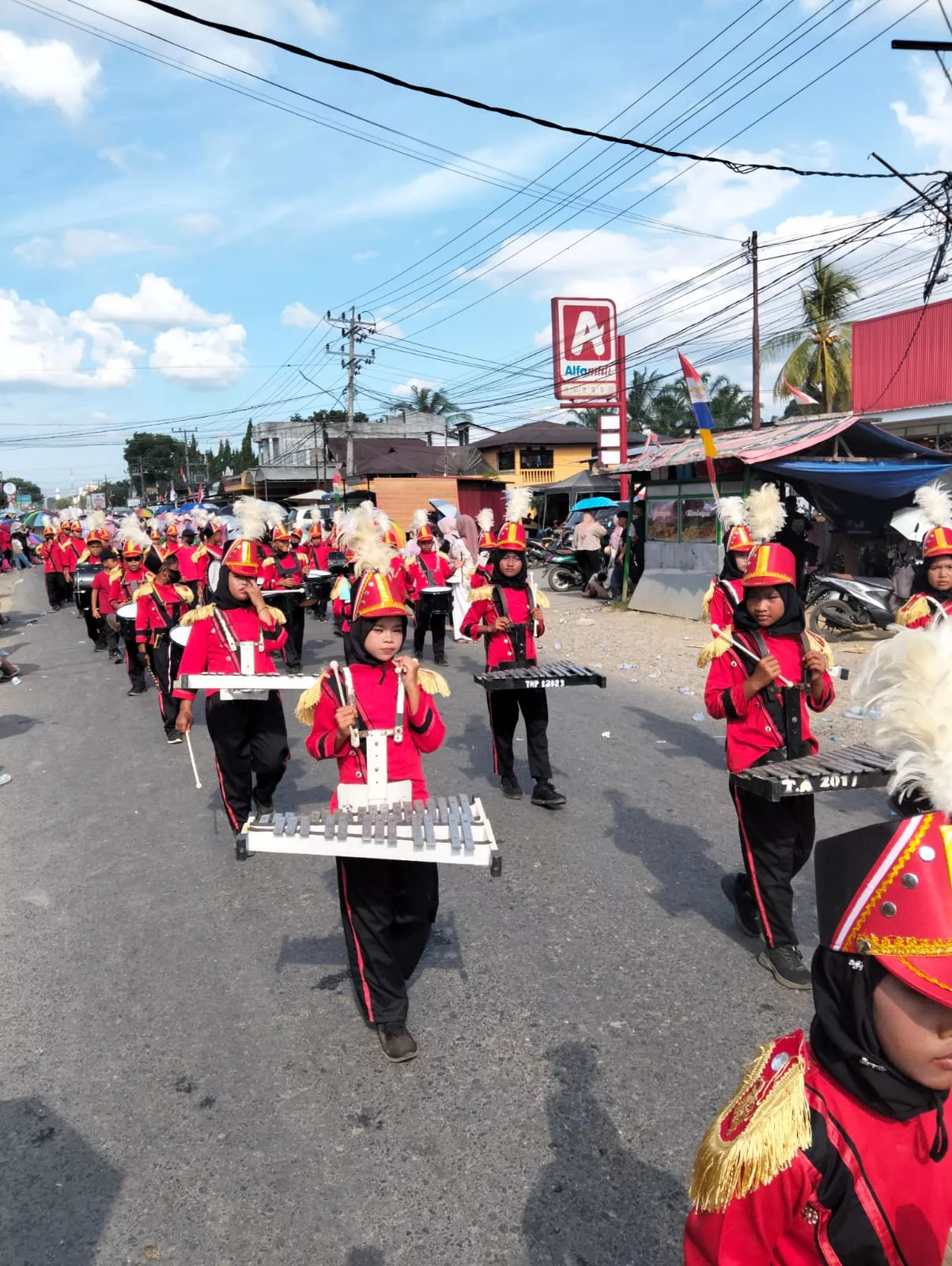 Semarak HUT RI ke-81, SD Negeri 01/05 Sibuhuan Julu Tampilkan Drumband di Hadapan Bupati dan Wakil Bupati Padang Lawas