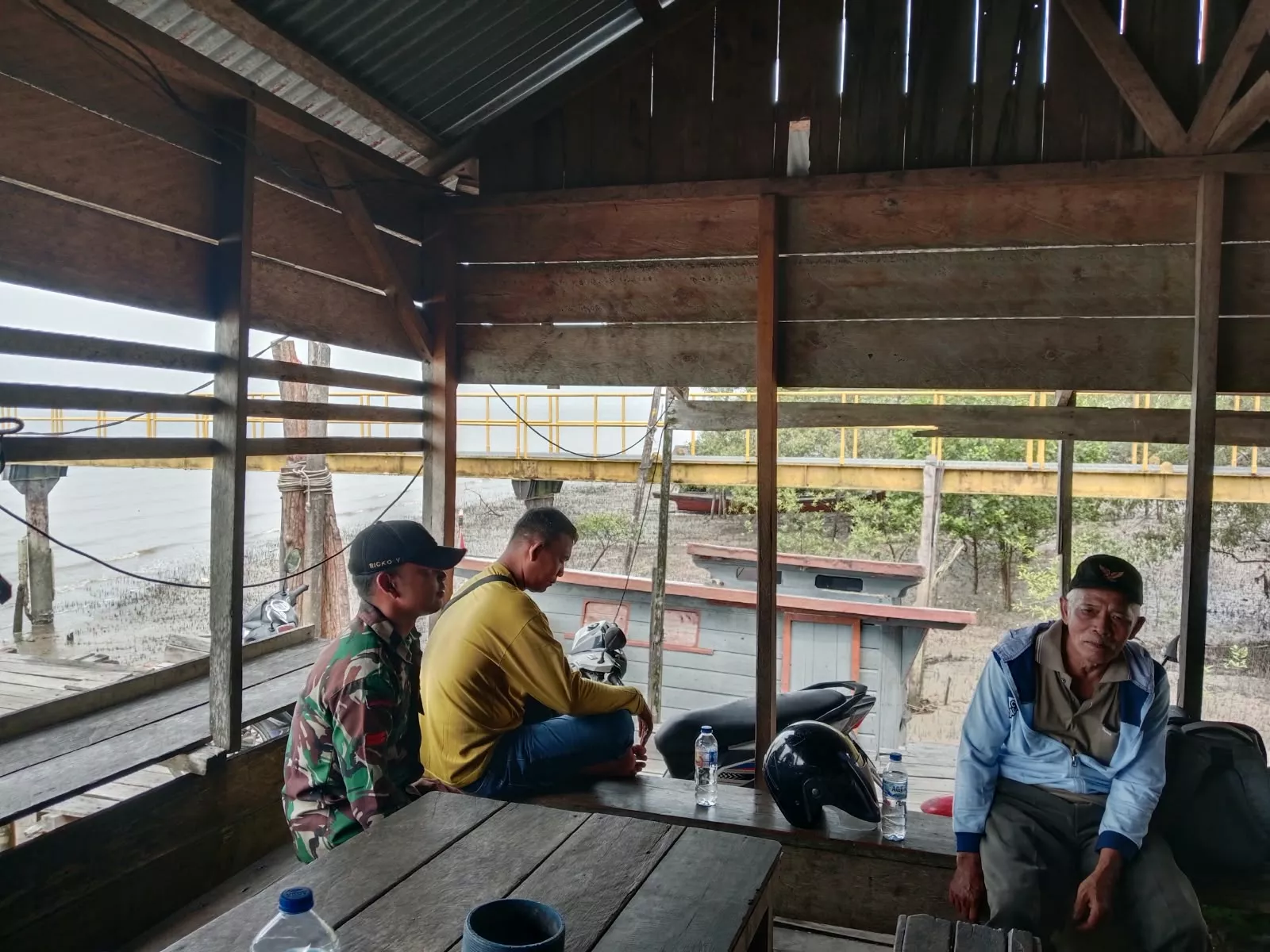 Babinsa Koramil Merbau Komsos di Kampung Pancasila Teluk Belitung