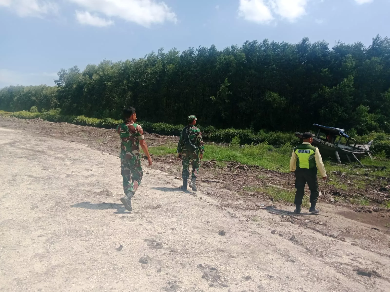 Babinsa dan Warga Meranti Patroli Cegah Karhutla di Lahan Gambut