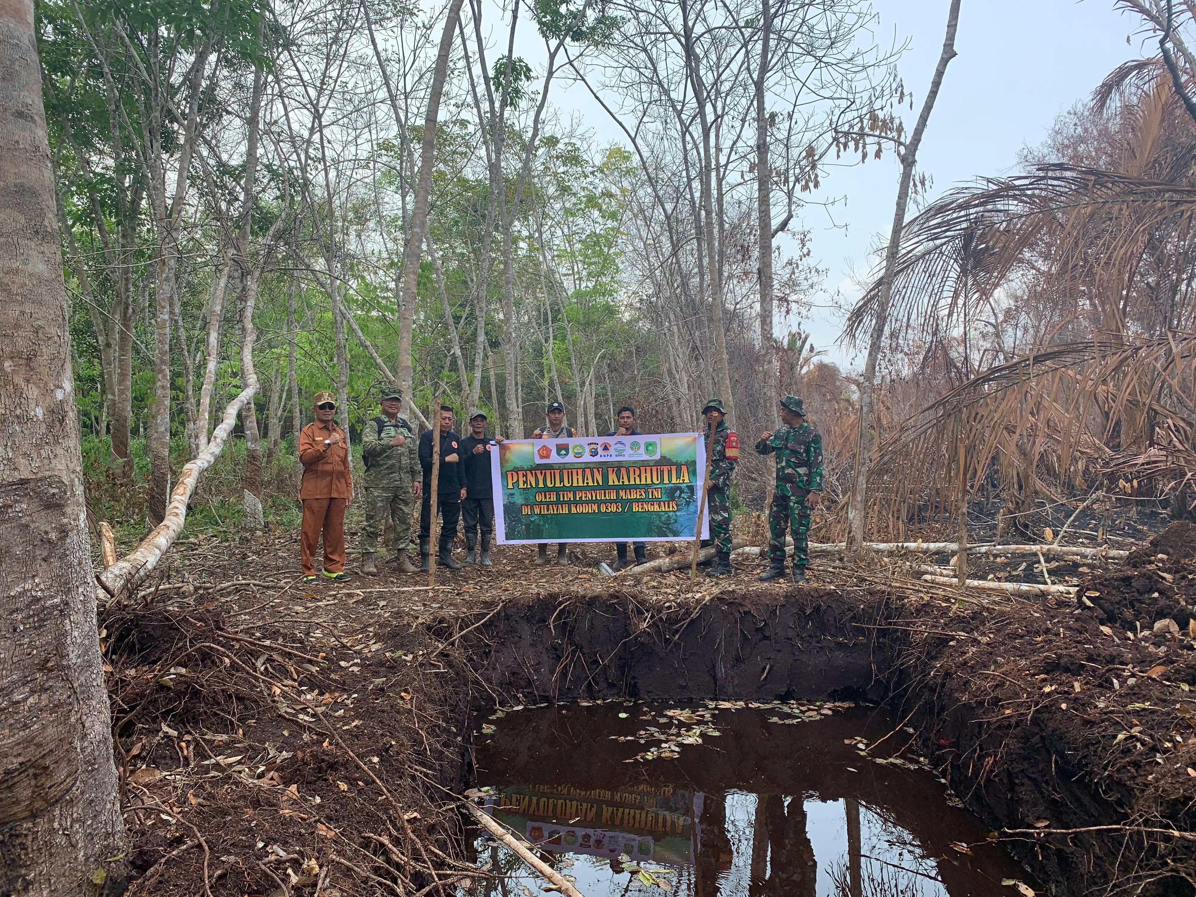 Tim Mabes TNI Sosialisasikan Pencegahan Karhutla ke Desa Bokor Meranti