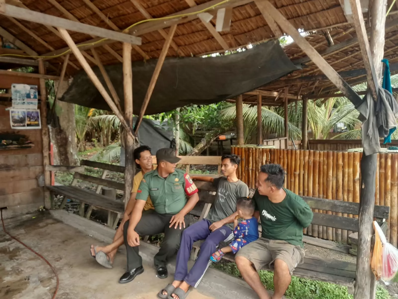 Perkuat Kemanunggalan di Kampung Pancasila, Babinsa Koramil 06/Merbau Sapa Warga Teluk Belitung