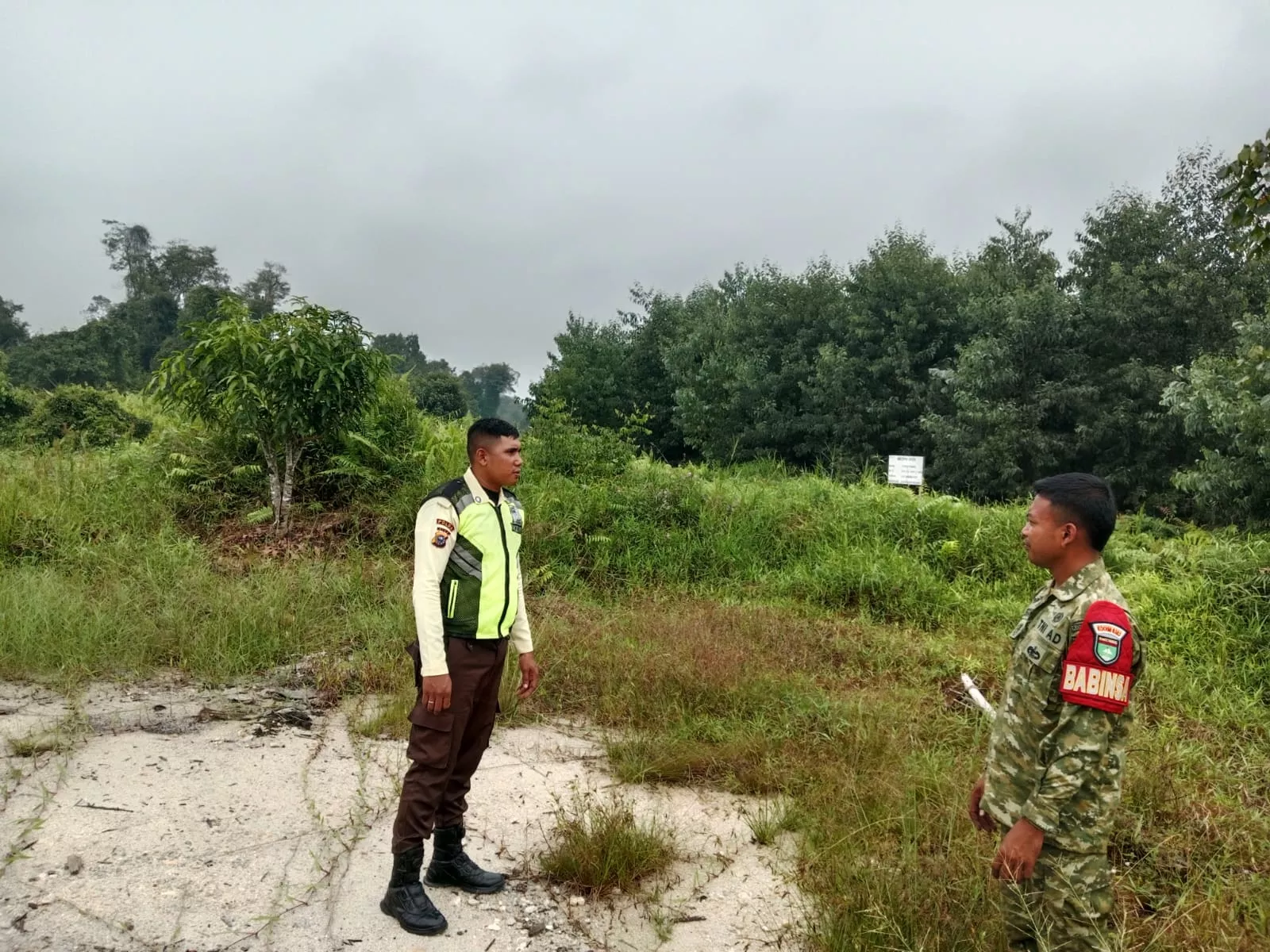 Antisipasi Musim Kering di Kepulauan Meranti, Babinsa Merbau Rutinkan Pemantauan Lahan Kosong Mengkopot
