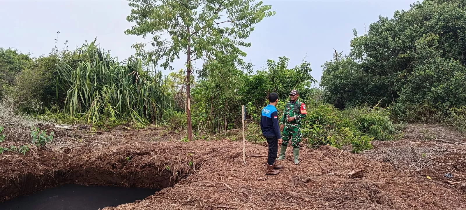 Babinsa Merbau Patroli Gambut Lukit Cegah Karhutla