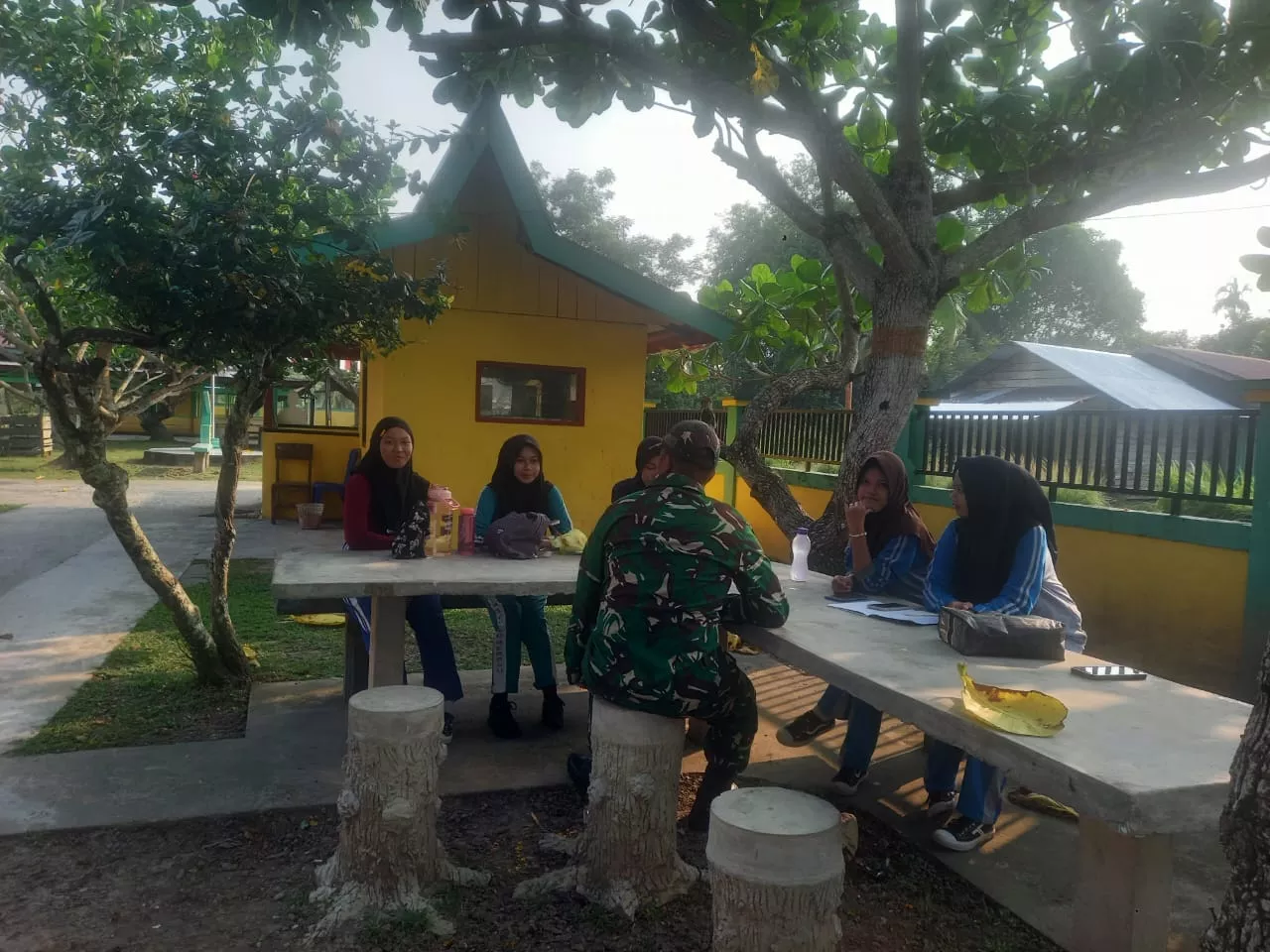 Babinsa Merbau Komsos di Kampung Pancasila, Perkuat Silaturahmi dan Kebersamaan Warga