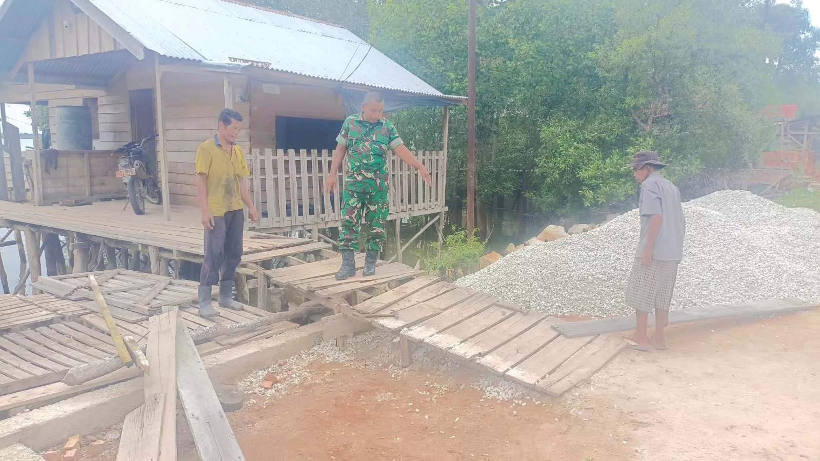 Babinsa Koramil 06/Merbau Komsos di Kampung Pancasila Teluk Belitung