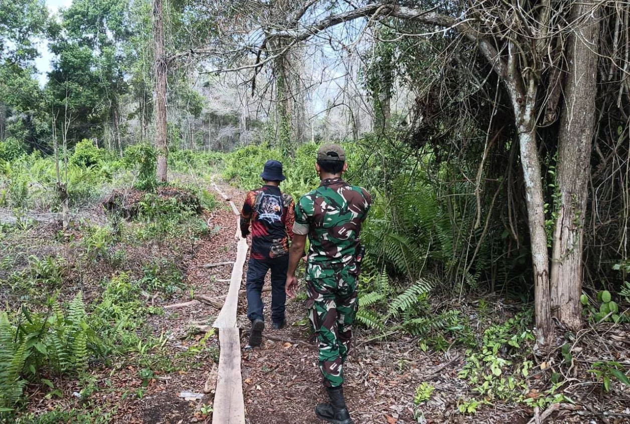 Patroli Karhutla Babinsa di Desa Mengkirau, Ajak Warga Cegah Kebakaran Lahan