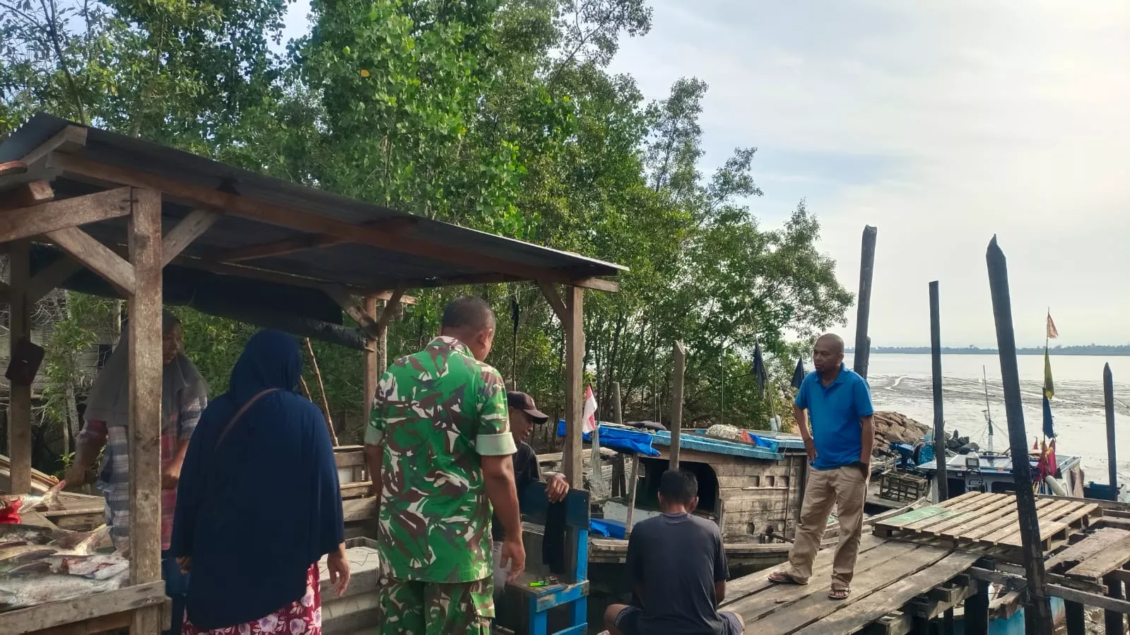 Perkuat Kemanunggalan TNI-Rakyat, Peltu Suyatno Gelar Komsos Pancasila di Teluk Belitung