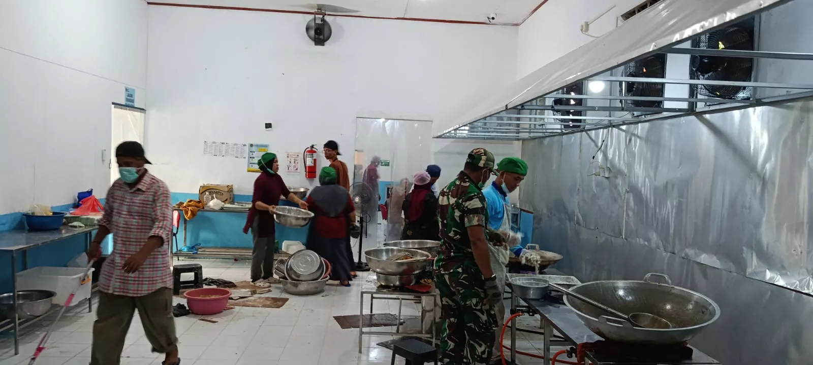 Program Makan Sehat Bergizi di Merbau Salurkan 3.023 Porsi ke 21 Sekolah, Babinsa Pantau Distribusinya