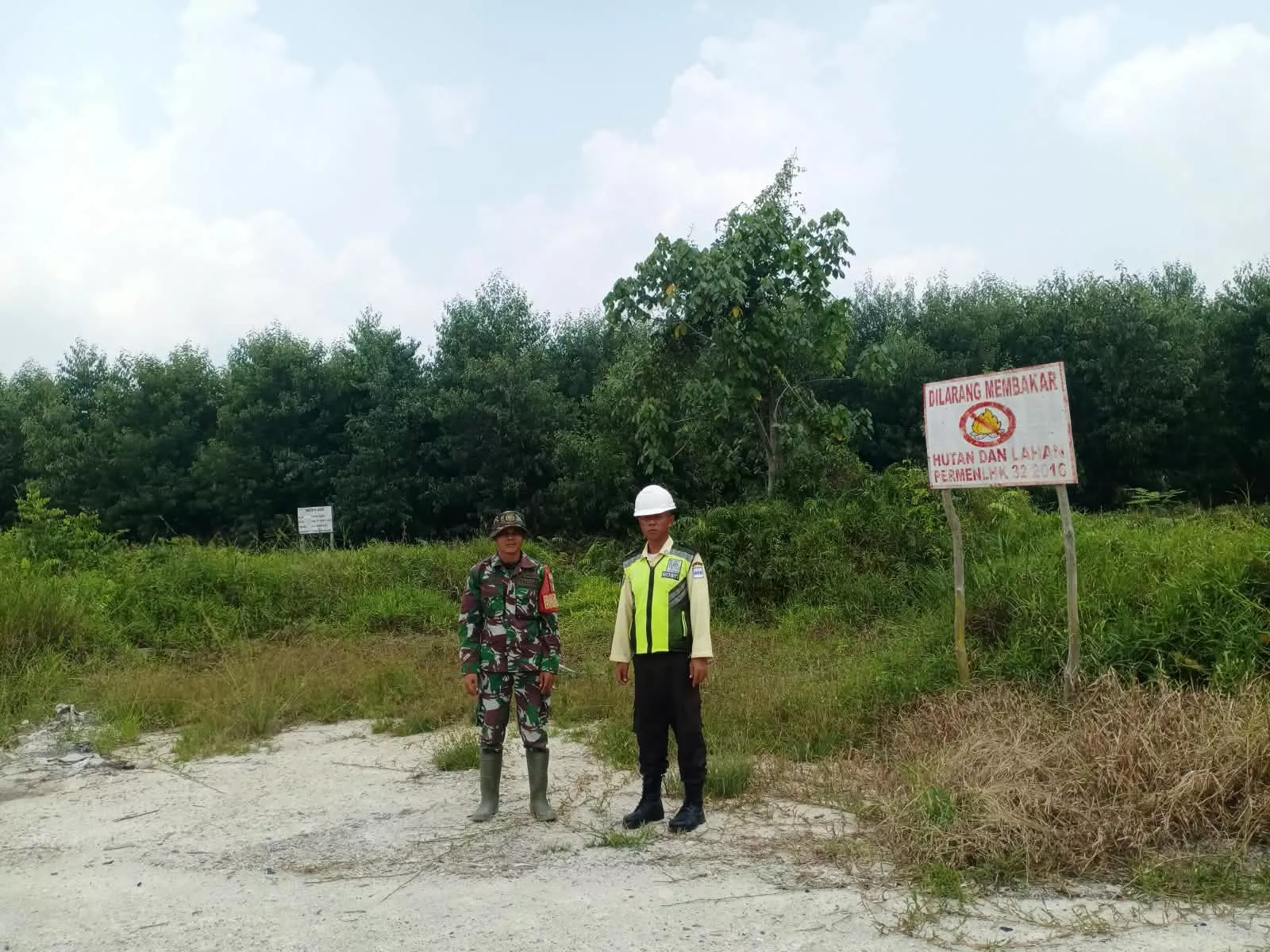 Babinsa Koramil Merbau Patroli Cegah Karhutla di Desa Lukit