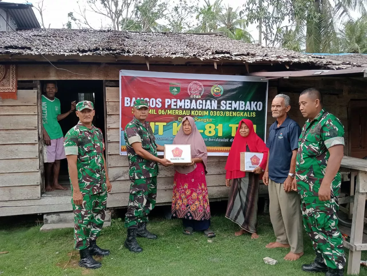 HUT ke-81 TNI, Koramil 06 Merbau Bagikan Sembako untuk Warga Kurang Mampu