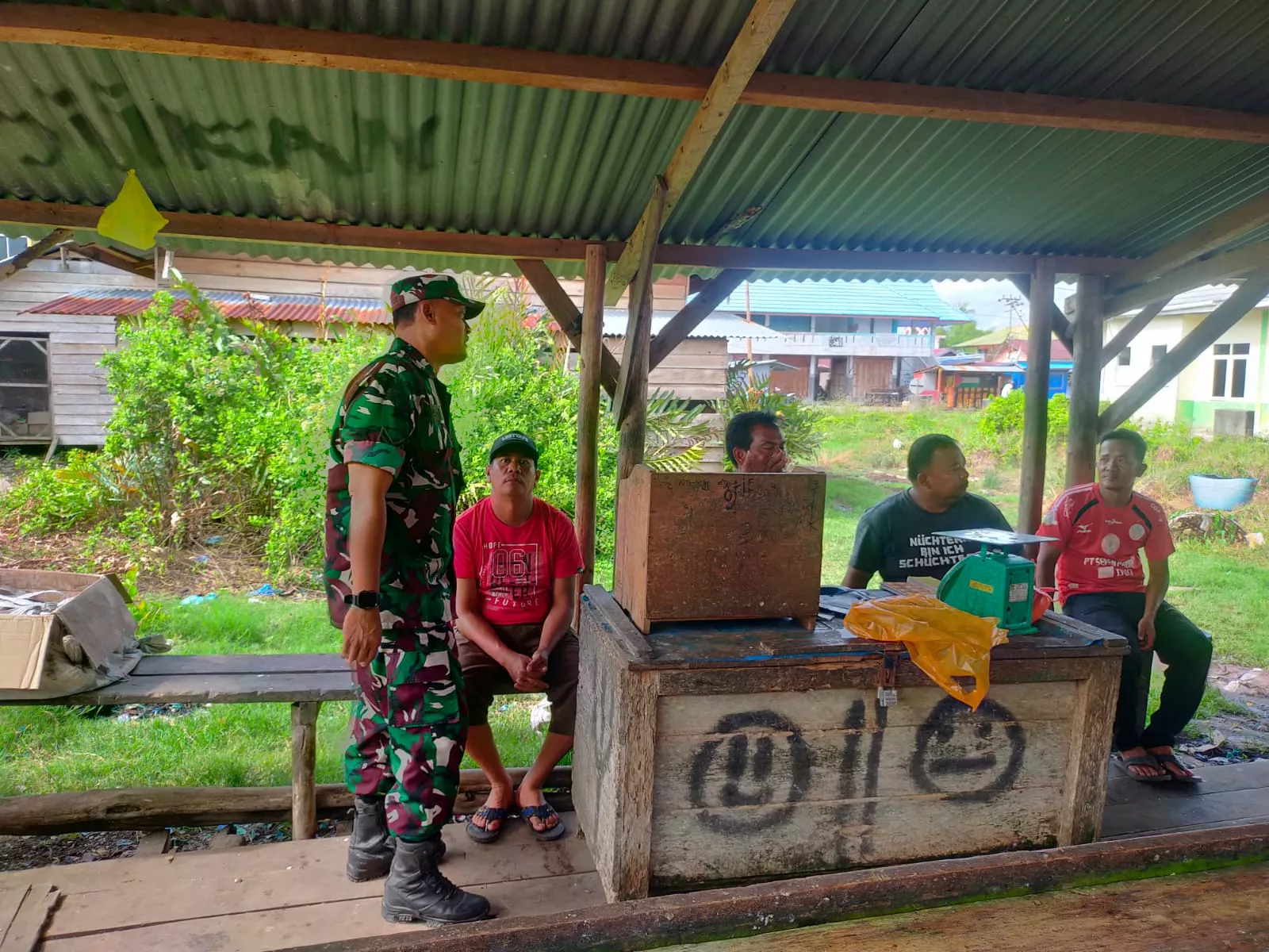 Babinsa Koramil 06 Merbau Pererat Kebersamaan Warga di Kampung Pancasila Meranti