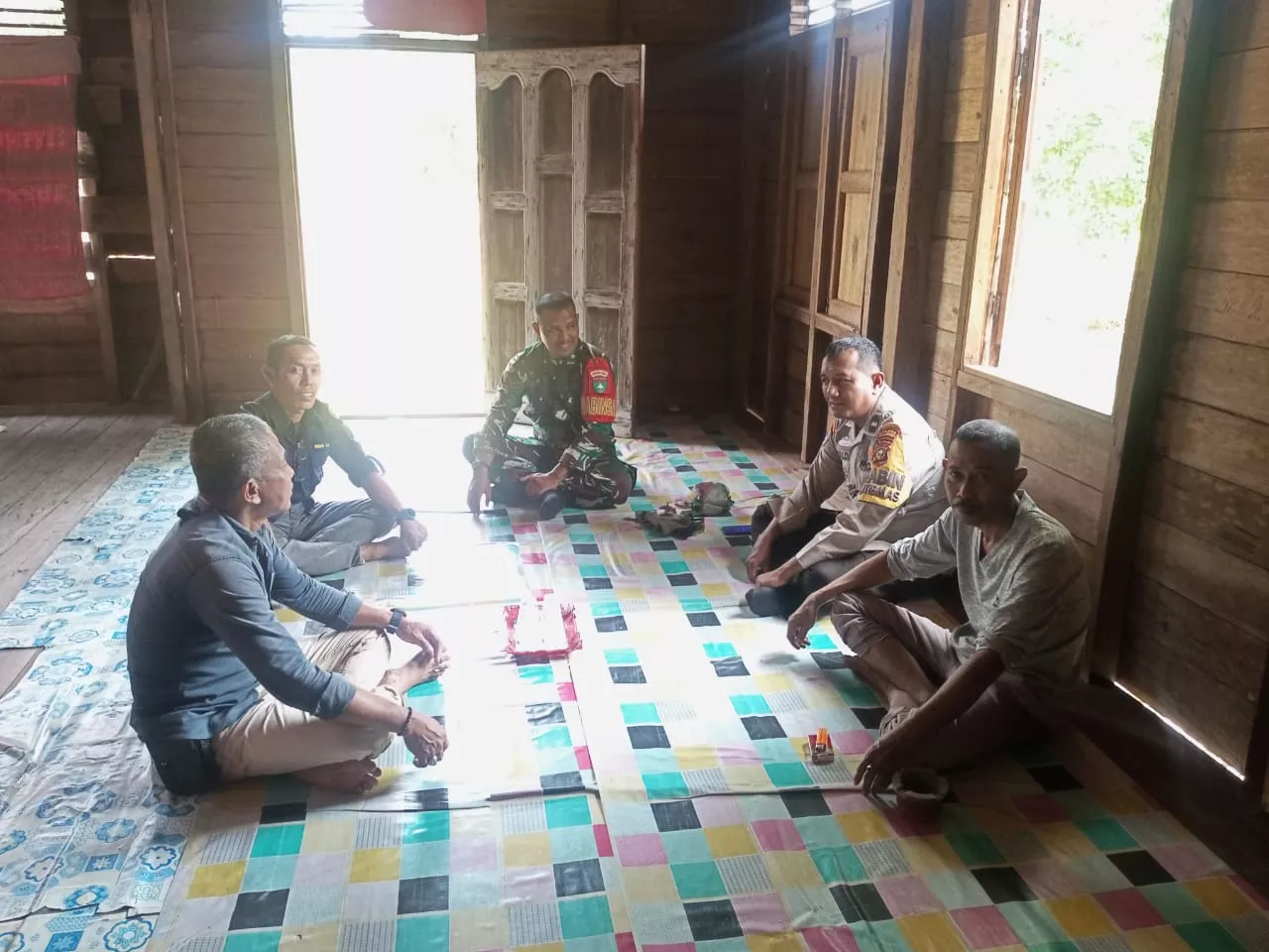 Serda Syahrul Perkuat Kemanunggalan TNI dan Rakyat Lewat Komsos di Teluk Belitung