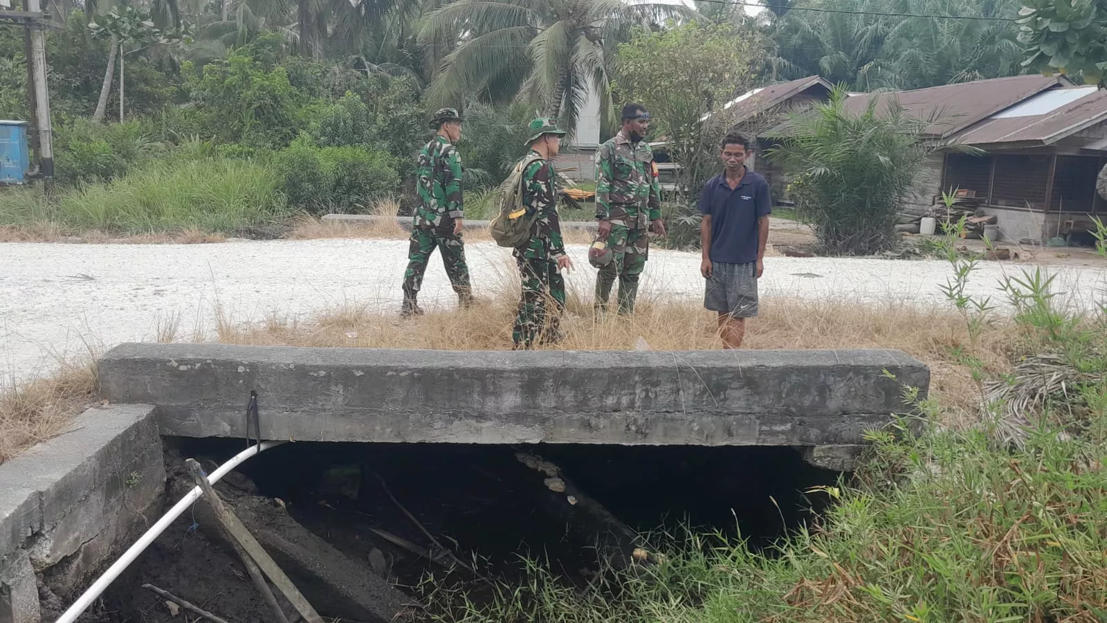 Tim Mabes TNI Sosialisasi Karhutla ke Desa Lukit Cegah Kebakaran Lahan