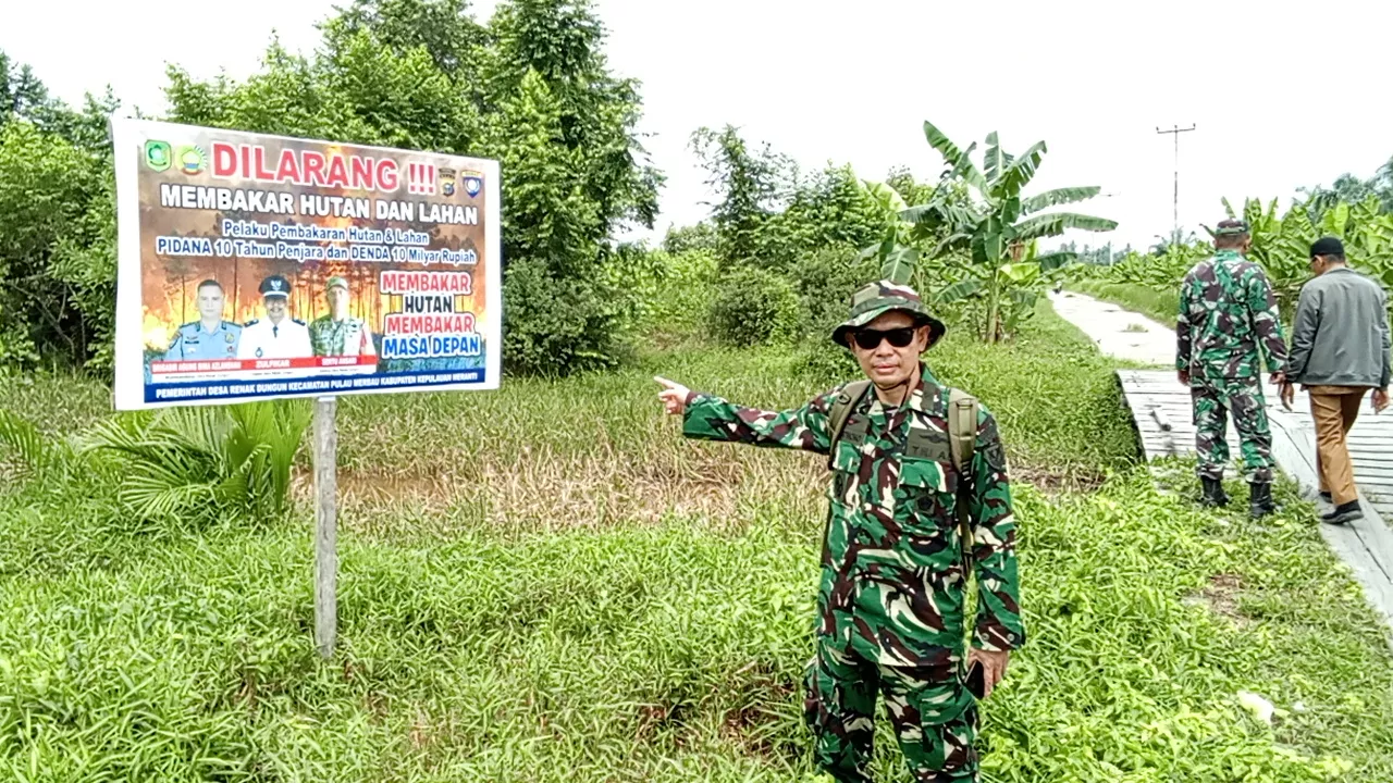 TNI Sosialisasi Pencegahan Karhutla ke Warga Desa Renak Dungun Meranti