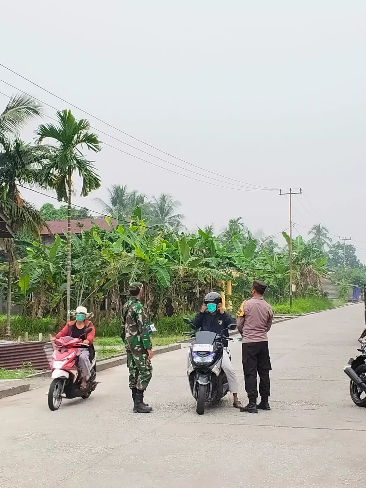 Tiga Titik Jadi Sasaran, Koramil 06/Merbau Bersama Upika Bagikan Masker kepada Masyarakat