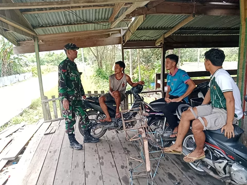 Babinsa Koramil 06/Merbau Perkuat Silaturahmi Lewat Komsos di Kampung Pancasila
