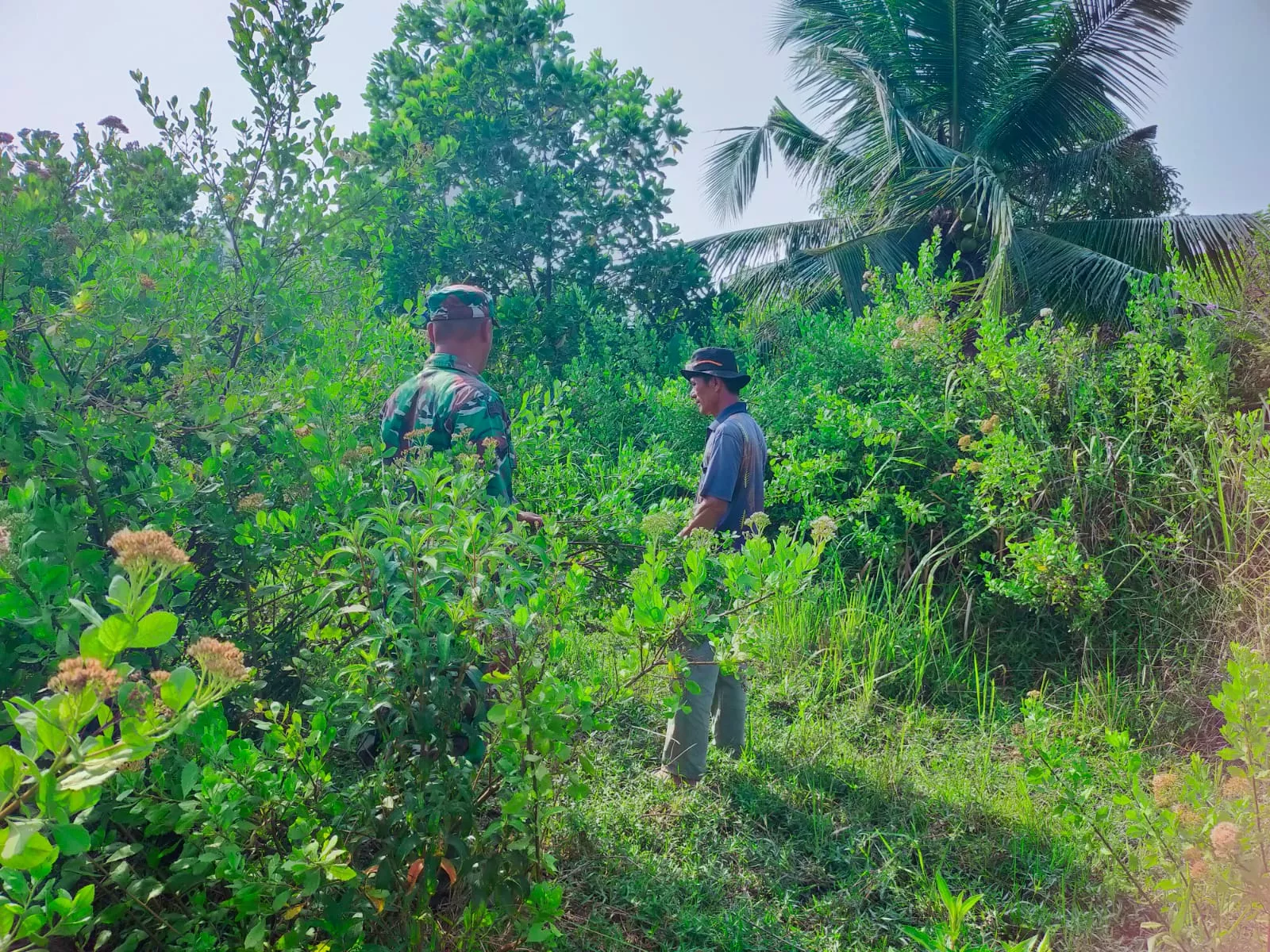 Jaga Lahan Gambut dari Kebakaran, Babinsa dan Warga Renak Dungun Turun Langsung ke Lapangan