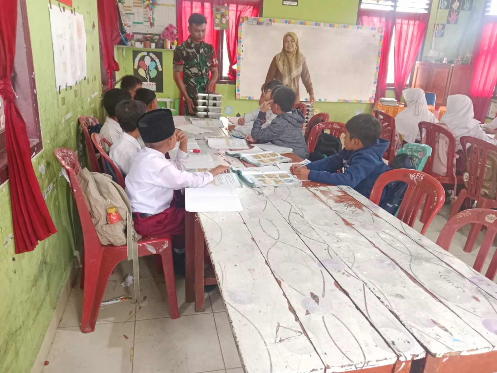 Babinsa Dampingi Program Makan Sehat Bergizi, 3.023 Penerima di Kecamatan Merbau
