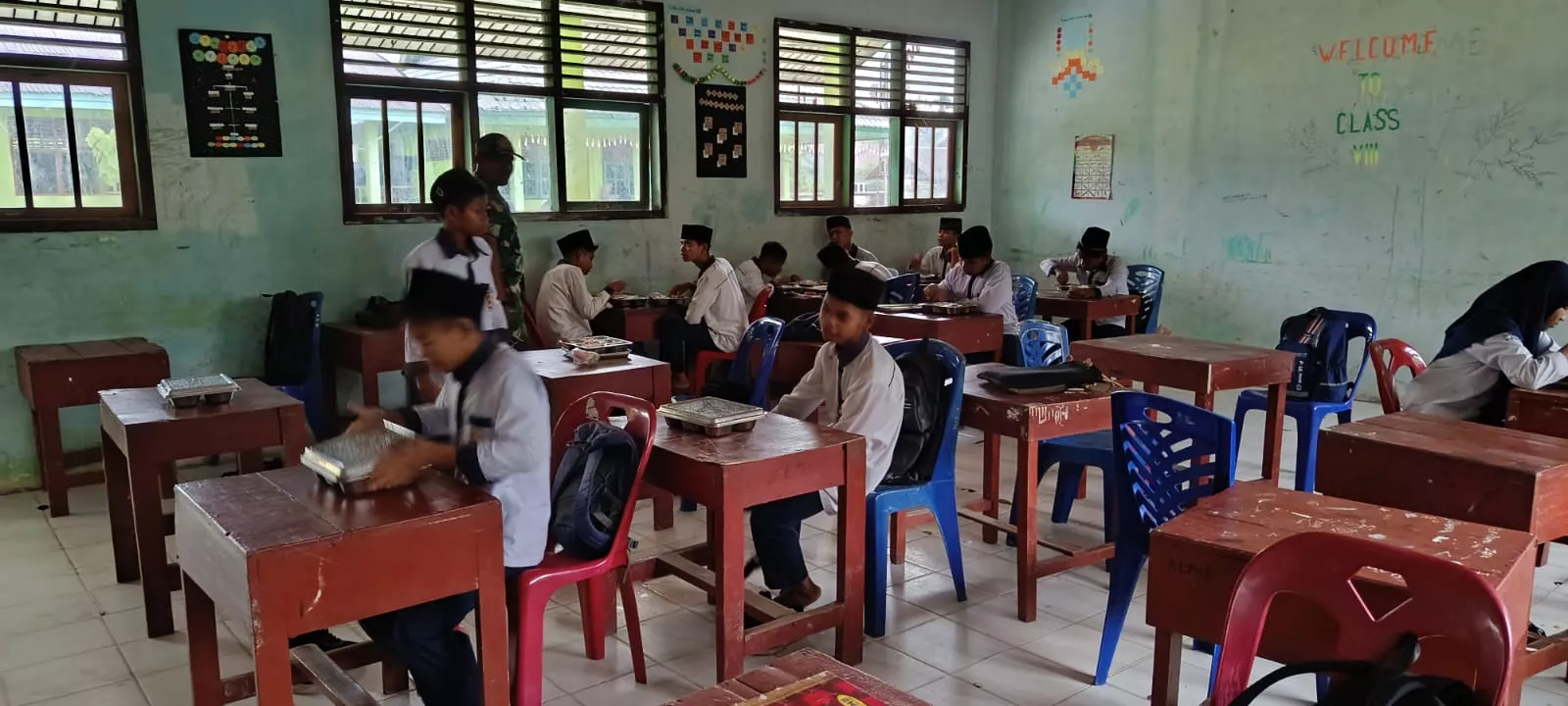 Babinsa dan SPPG Salurkan 3.023 Porsi Makan Bergizi untuk Pelajar di Merbau