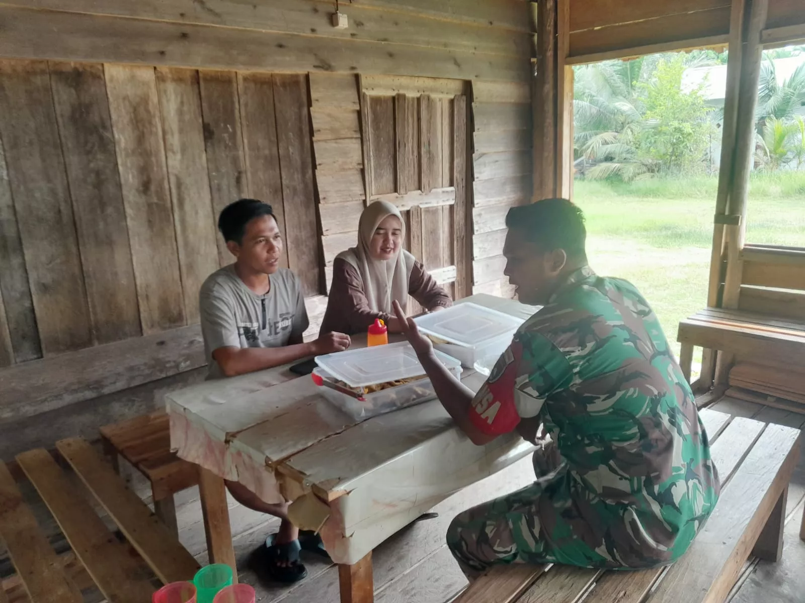 Babinsa Koramil 06/Merbau Pererat Silaturahmi Warga di Kampung Pancasila Teluk Belitung