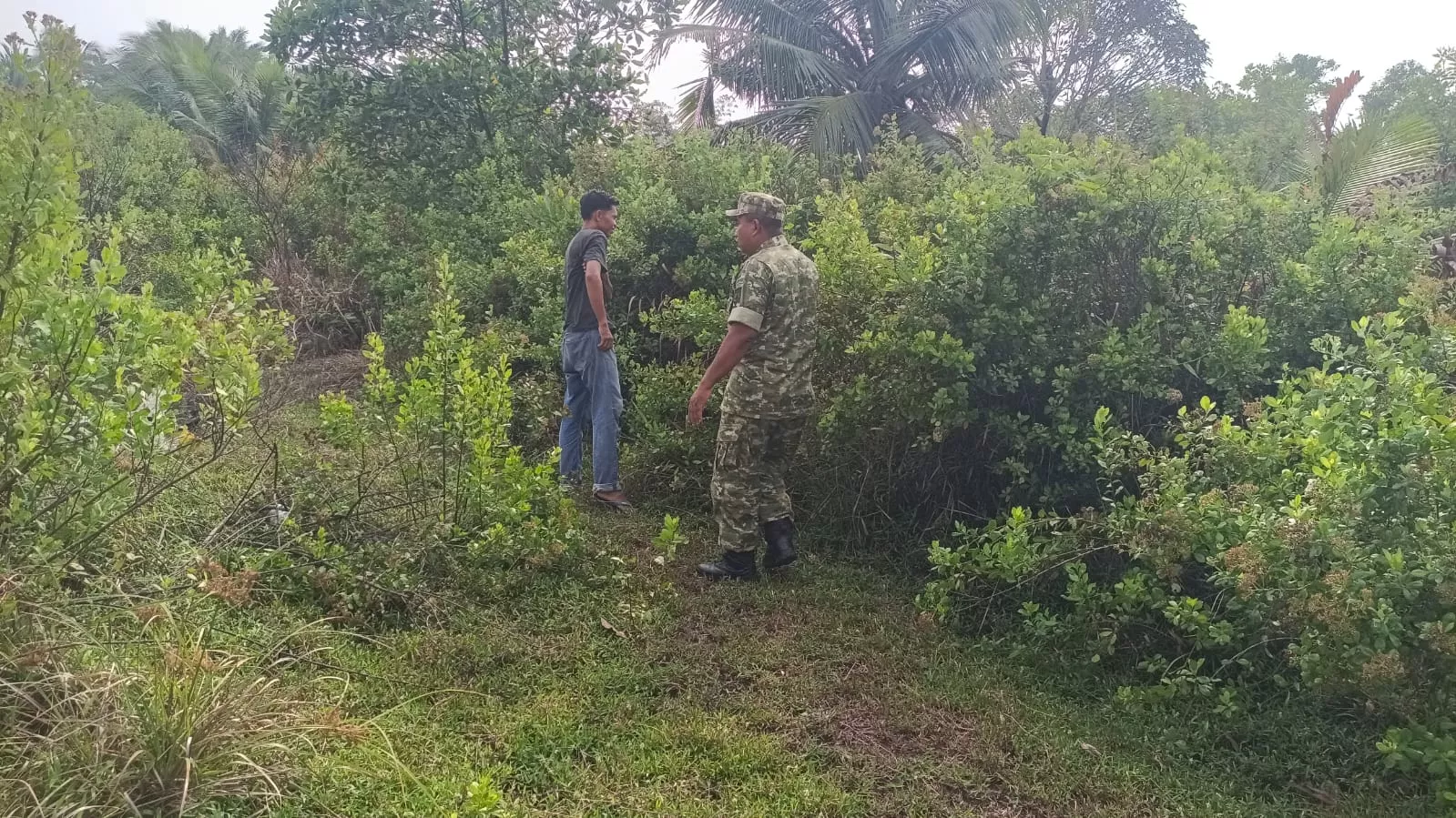 Perkuat Kesiapsiagaan Bersama Masyarakat, Koramil 06/Merbau Pantau Saluran Kanal Air di Tanjung Padang