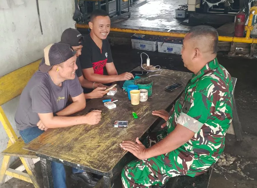 Babinsa Merbau Perkuat Kebersamaan Warga lewat Komsos di Kampung Pancasila