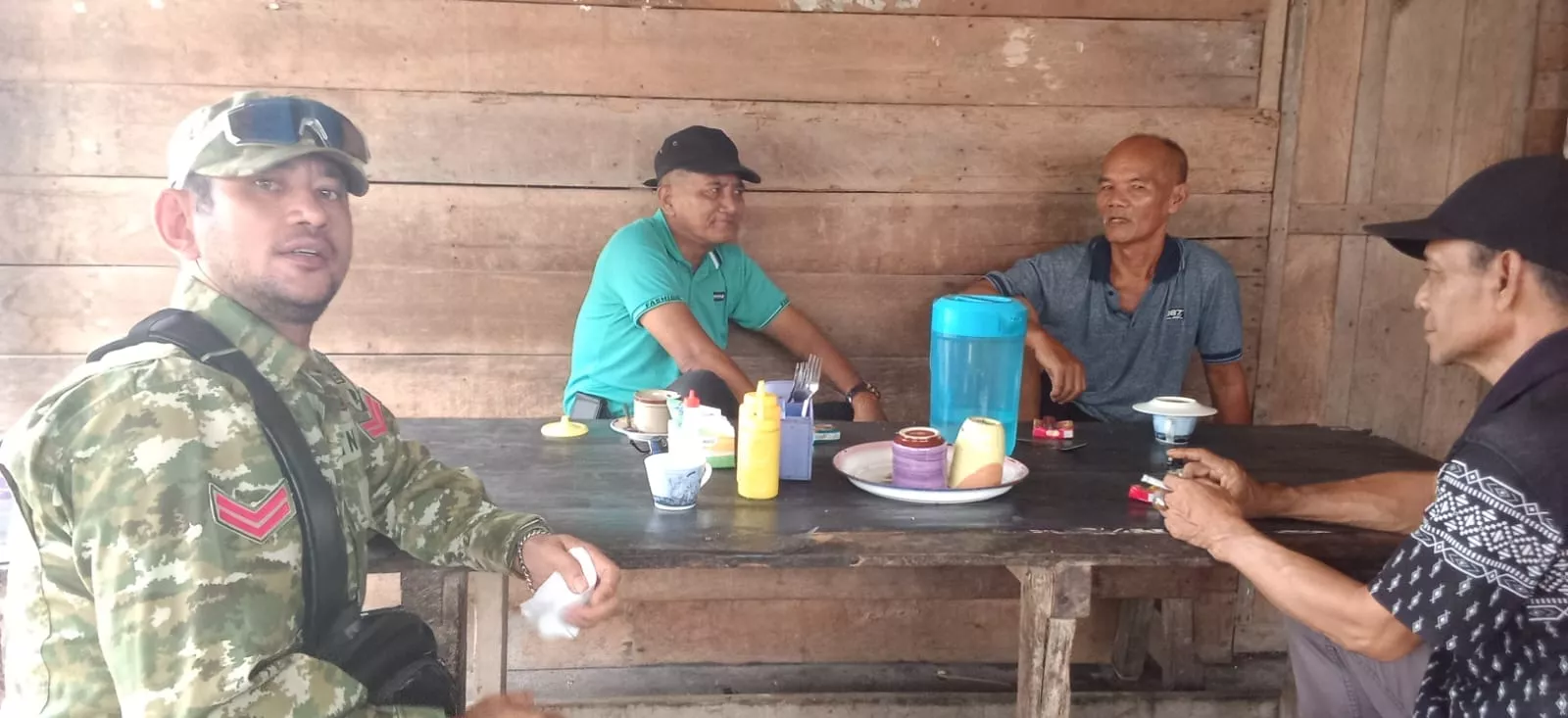 Rawat Kebersamaan di Kampung Pancasila Teluk Belitung, Koptu Yulius Laksanakan Komsos Bersama Warga